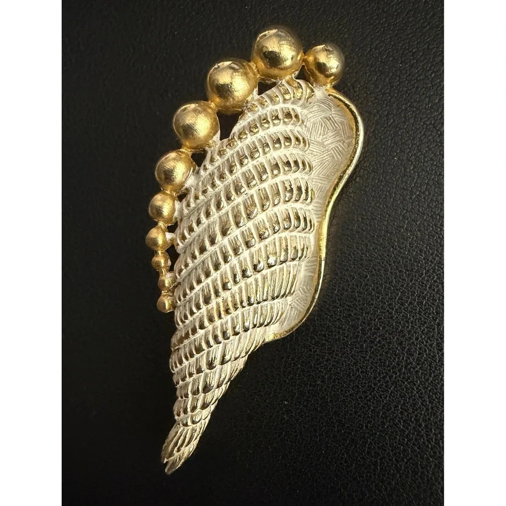 Vintage Sarah Coventry Brooch Shell Gold White Beach Summer